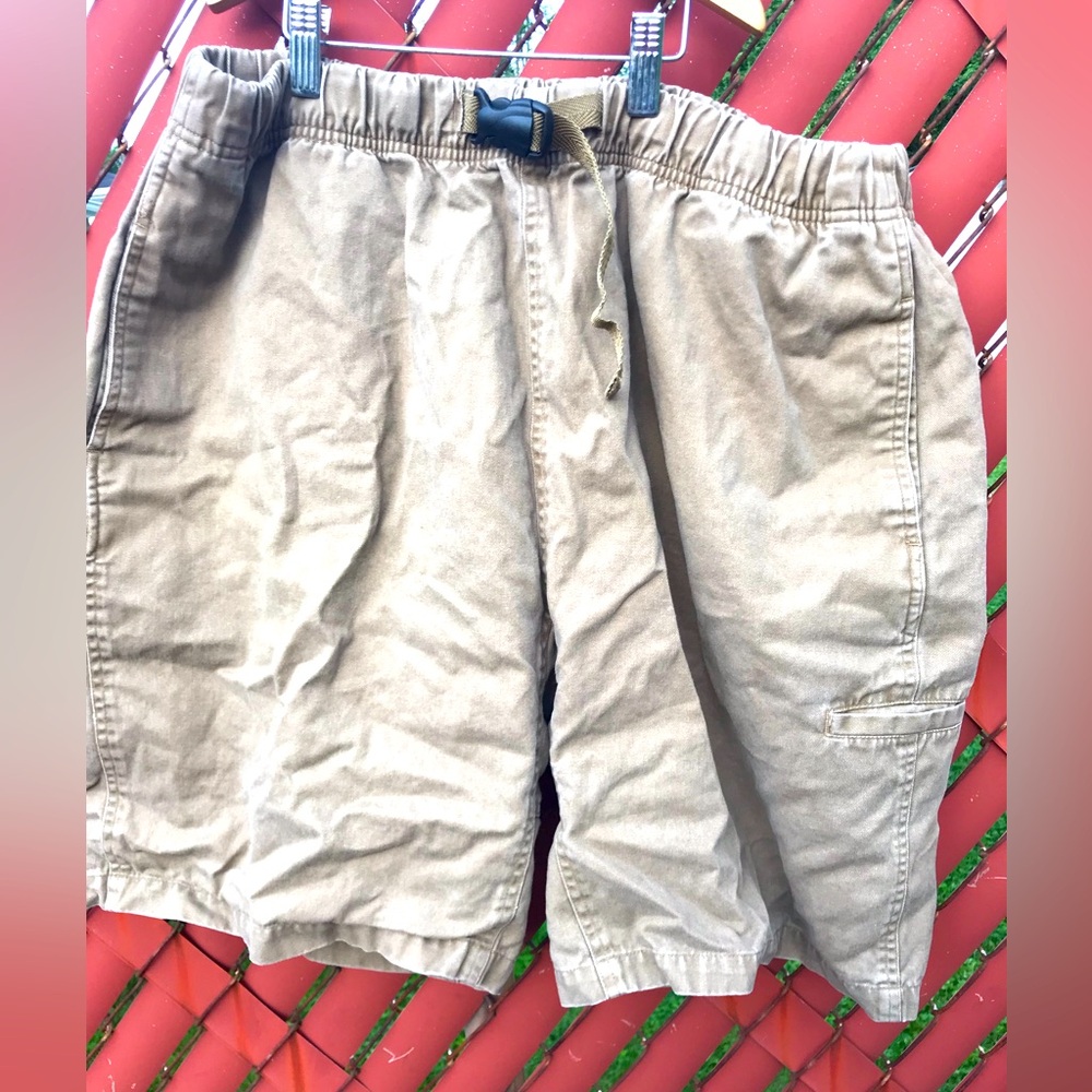 Men’s khaki cargo shorts with 5 pockets, elastic waist, adjustable built-in belt